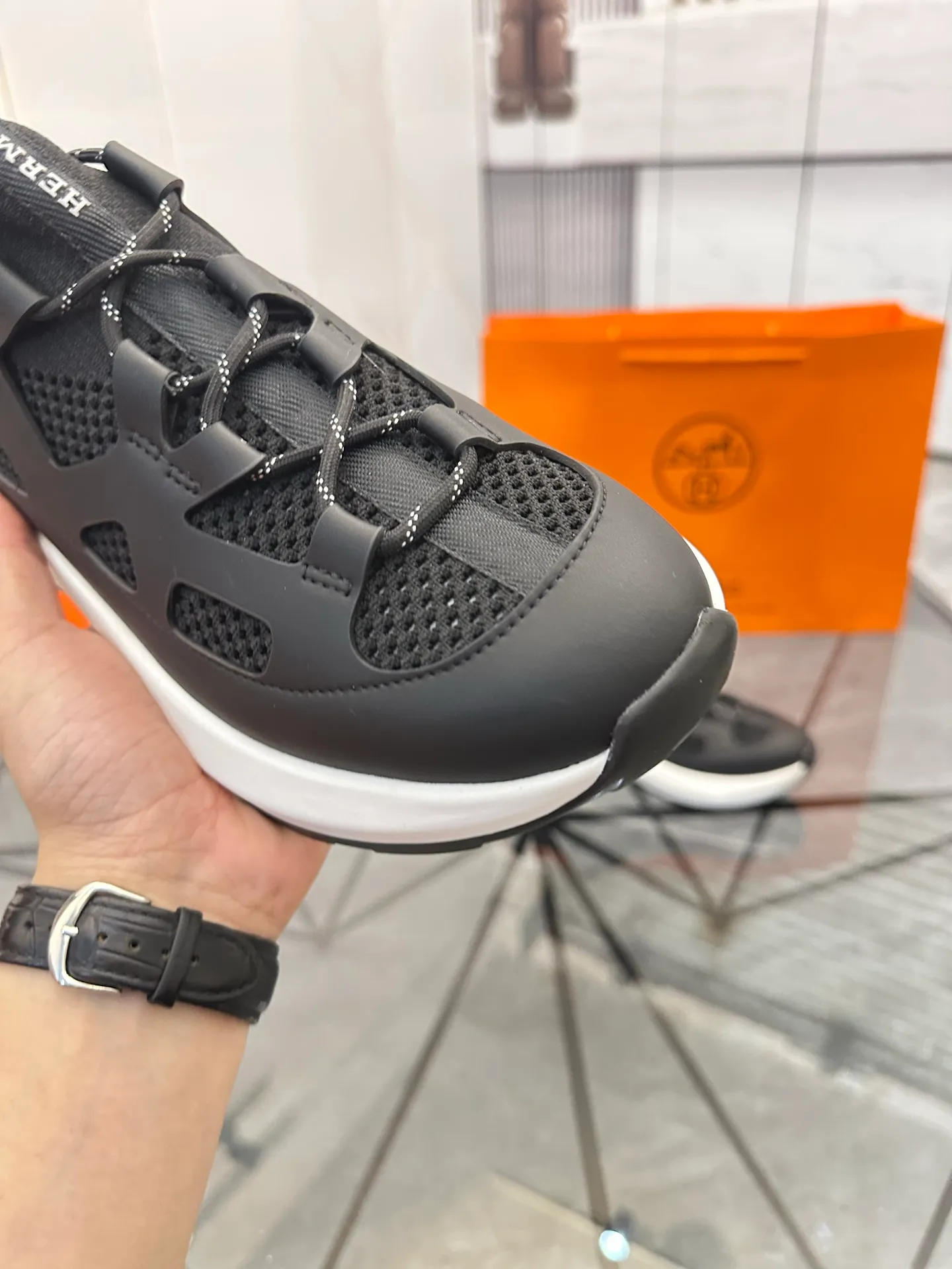 Men's shoes for sale 💰: 💰P660¥ High-end top quality Product trademark: Hermes *"Hermès*" low-top casual shoes Regular size: 38-45 (can be customized to 46) Product materials: upper imported first-layer cowhide stitched with original fabric, original rubber sheet, breathable lining, cowhide foot pads, original outsole. No.: 001